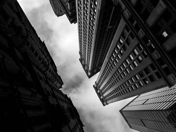 Wall Street, des photos tout en noir et blanc et contre plongé